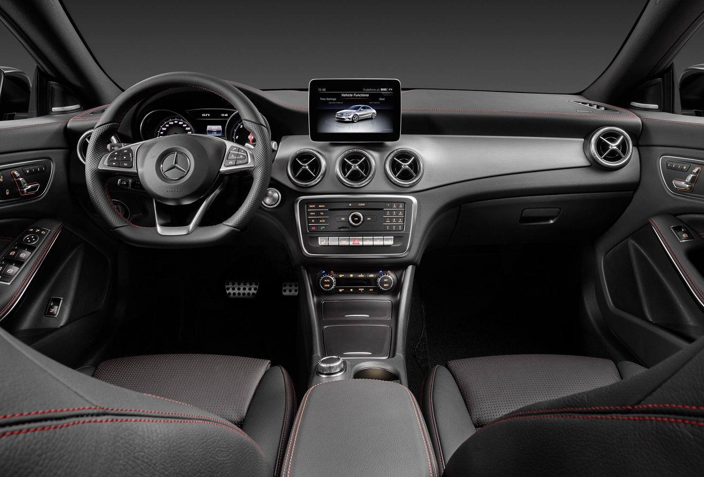 Mercedes-Benz CLA 200 d 4MATIC Coupé (C117) 2016. Jupiterrot, Interieur Leder schwarz. Kraftstoffverbrauch (l/100 km) innerorts/außerorts/kombiniert: 5,5/4,0/4,6  CO2-Emissionen kombiniert: 119 g/km