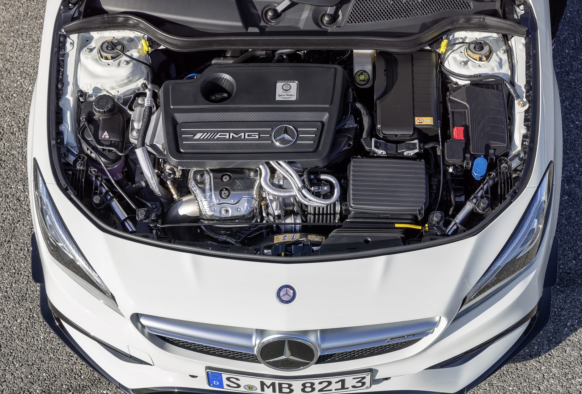Mercedes-AMG CLA 45  Coupé (C117) 2016. Exterieur: diamantweiß, AMG Aerodynamic-Paket; Interieur: schwarz, Performance Sitze; Kraftstoffverbrauch (l/100 km) innerorts/außerorts/kombiniert:  9,2/5,6/6,9, CO2-Emissionen kombiniert: 162 g/km