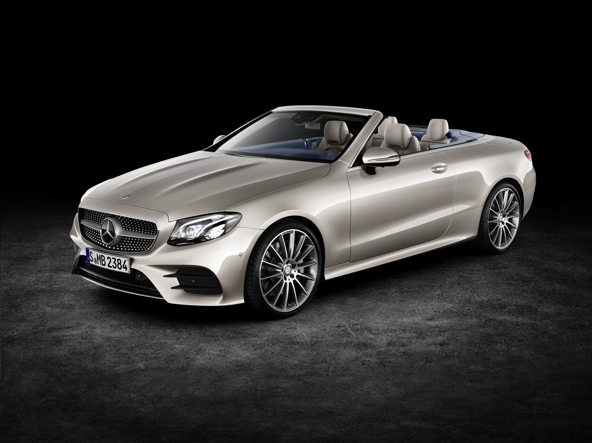 Mercedes-Benz E-Klasse Cabriolet; 2017; Exterieur: aragonitsilber metallic, AMG Line; Interieur: yachtblau / macchiatobeige; Zierteile: Holz sen hellbraun glänzend // Mercedes-Benz E-Class Cabriolet; 2017; exterior: aragonite silver metallic, AMG line; interior: yacht blue / macchiato beige, trim parts: high-gloss light brown sen wood