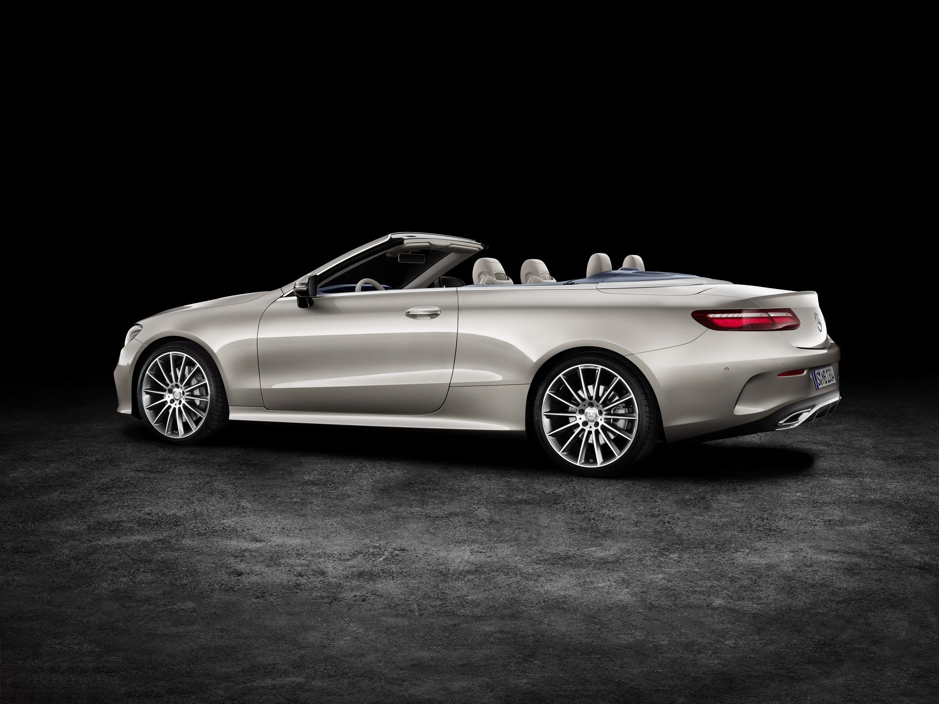 Mercedes-Benz E-Klasse Cabriolet; 2017; Exterieur: aragonitsilber metallic, AMG Line; Interieur: yachtblau / macchiatobeige; Zierteile: Holz sen hellbraun glänzend // Mercedes-Benz E-Class Cabriolet; 2017; exterior: aragonite silver metallic, AMG line; interior: yacht blue / macchiato beige, trim parts: high-gloss light brown sen wood