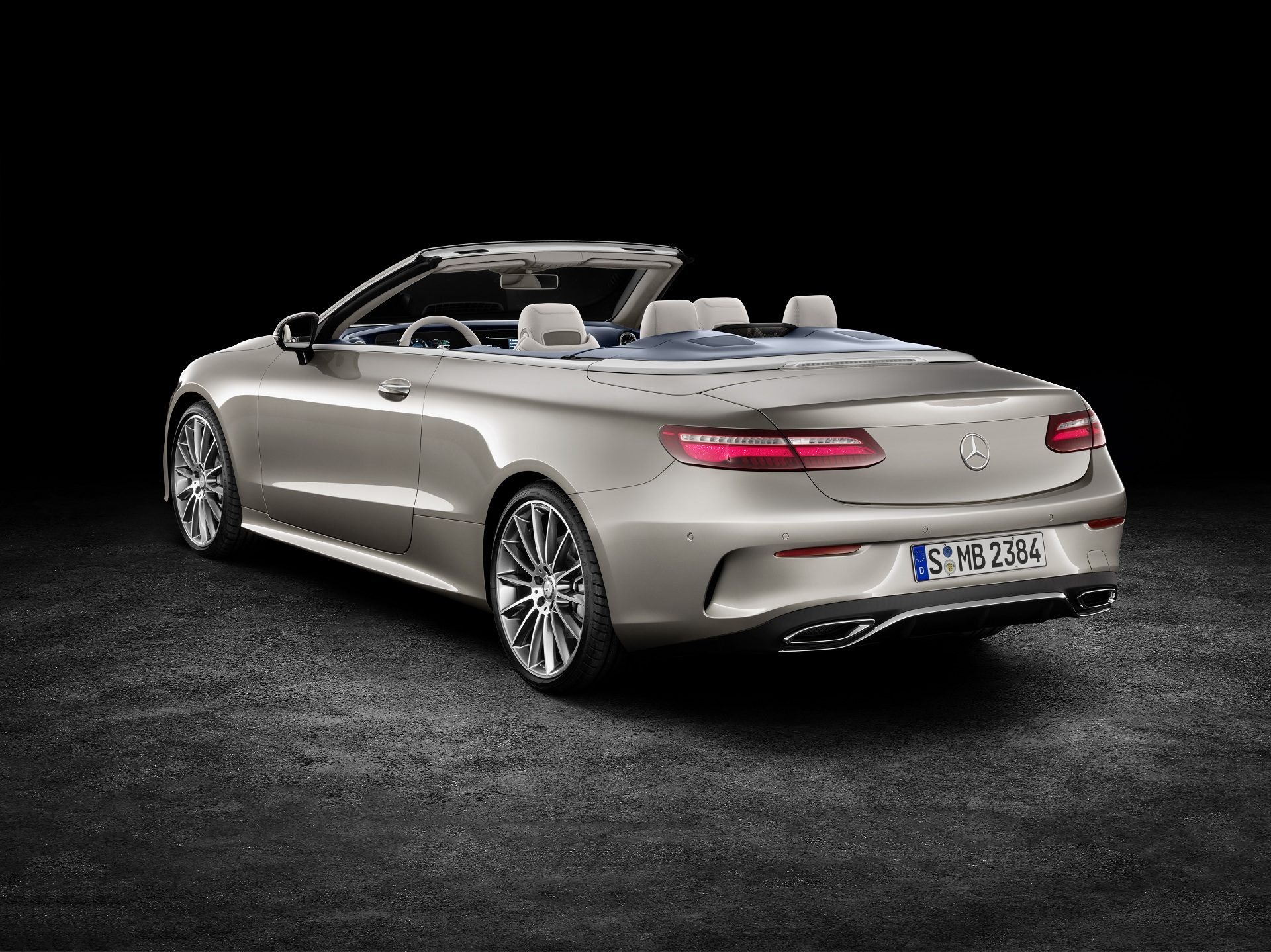 Mercedes-Benz E-Klasse Cabriolet; 2017; Exterieur: aragonitsilber metallic, AMG Line; Interieur: yachtblau / macchiatobeige; Zierteile: Holz sen hellbraun glänzend // Mercedes-Benz E-Class Cabriolet; 2017; exterior: aragonite silver metallic, AMG line; interior: yacht blue / macchiato beige, trim parts: high-gloss light brown sen wood