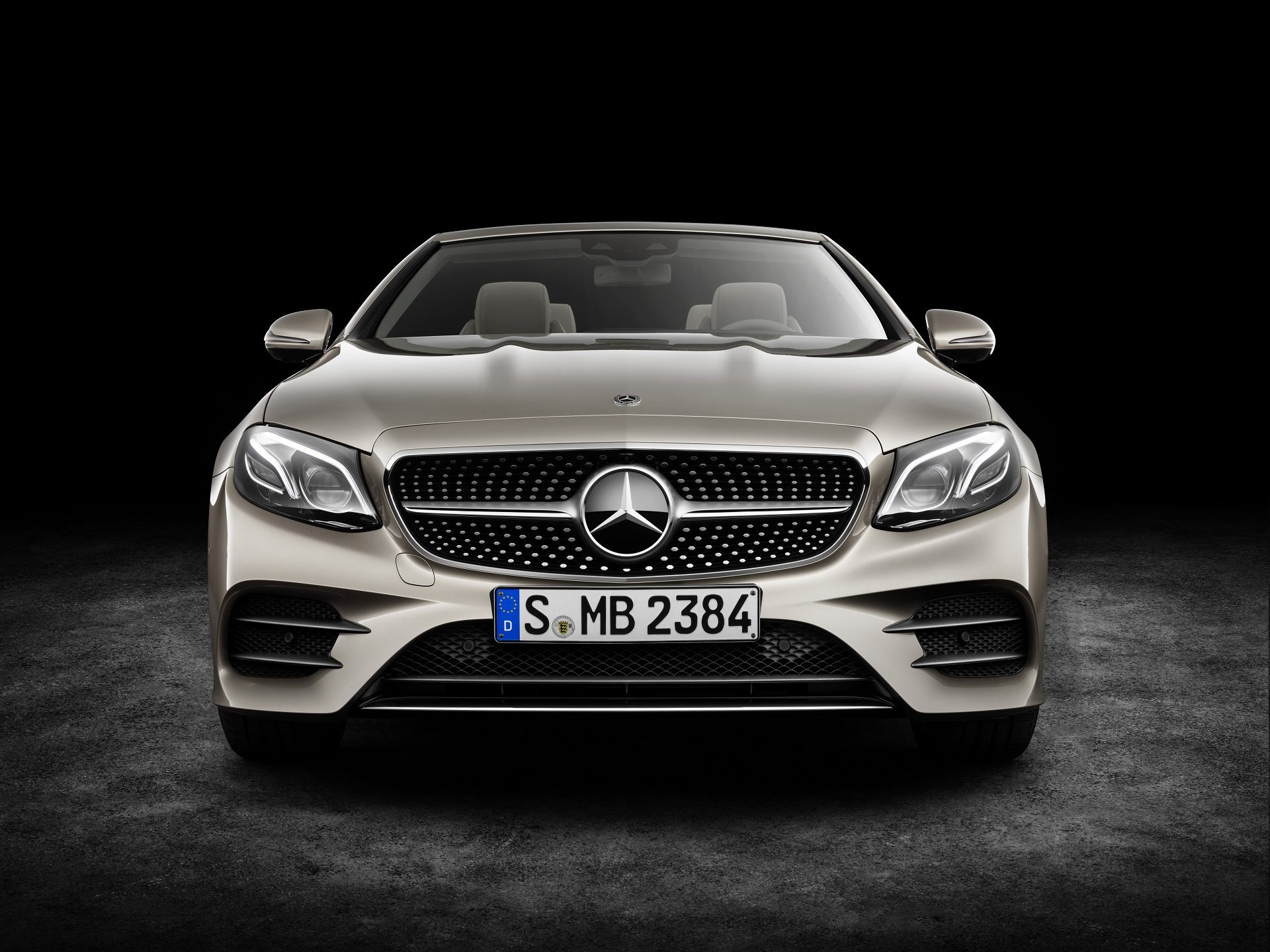 Mercedes-Benz E-Klasse Cabriolet; 2017; Exterieur: aragonitsilber metallic, AMG Line; Interieur: yachtblau / macchiatobeige; Zierteile: Holz sen hellbraun glänzend // Mercedes-Benz E-Class Cabriolet; 2017; exterior: aragonite silver metallic, AMG line; interior: yacht blue / macchiato beige, trim parts: high-gloss light brown sen wood