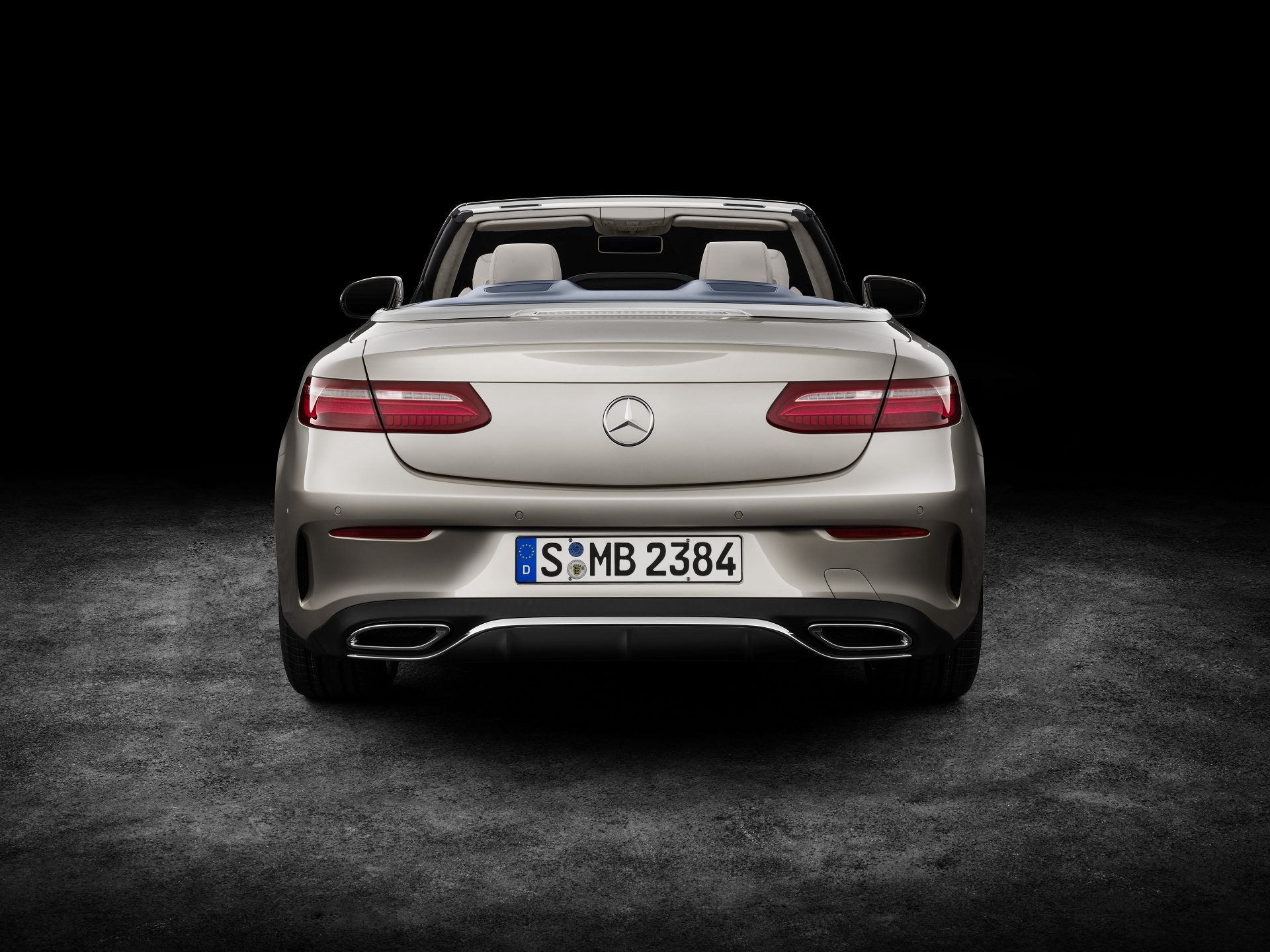 Mercedes-Benz E-Klasse Cabriolet; 2017; Exterieur: aragonitsilber metallic, AMG Line; Interieur: yachtblau / macchiatobeige; Zierteile: Holz sen hellbraun glänzend // Mercedes-Benz E-Class Cabriolet; 2017; exterior: aragonite silver metallic, AMG line; interior: yacht blue / macchiato beige, trim parts: high-gloss light brown sen wood