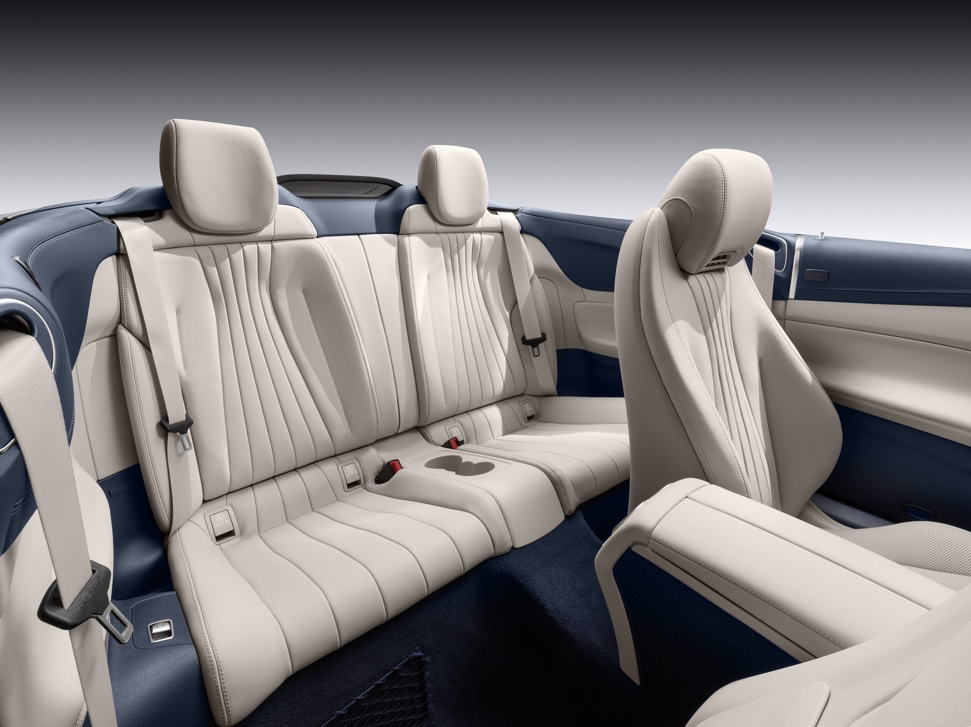 Mercedes-Benz E-Klasse Cabriolet; 2017; Exterieur: aragonitsilber metallic, AMG Line; Interieur: yachtblau / macchiatobeige; Zierteile: Holz sen hellbraun glänzend // Mercedes-Benz E-Class Cabriolet; 2017; exterior: aragonite silver metallic, AMG line; interior: yacht blue / macchiato beige, trim parts: high-gloss light brown sen wood