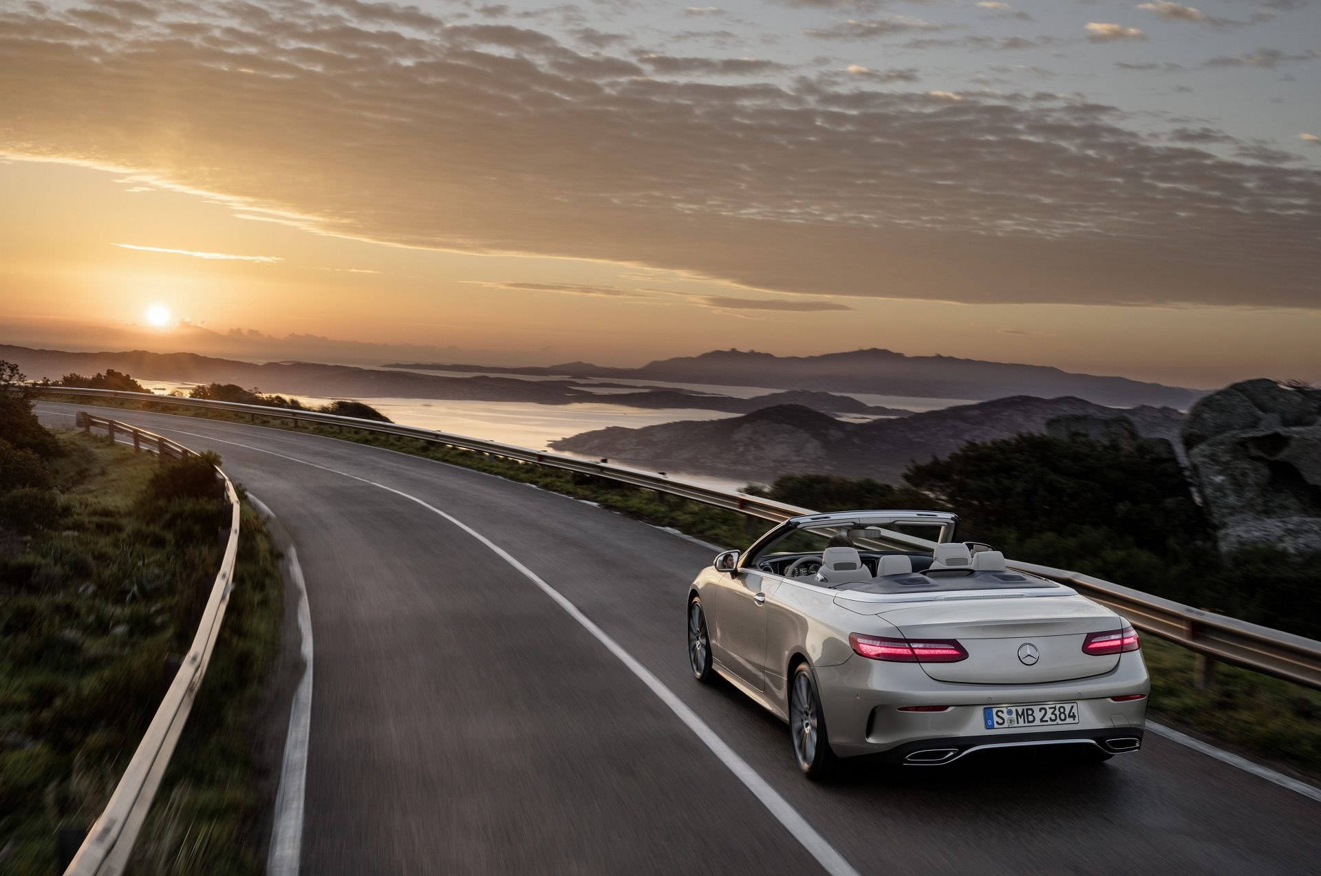 Mercedes-Benz E-Klasse Cabriolet; 2017; Exterieur: aragonitsilber metallic, AMG Line; Interieur: yachtblau / macchiatobeige; Zierteile: Holz sen hellbraun glänzend // Mercedes-Benz E-Class Cabriolet; 2017; exterior: aragonite silver metallic, AMG line; interior: yacht blue / macchiato beige, trim parts: high-gloss light brown sen wood