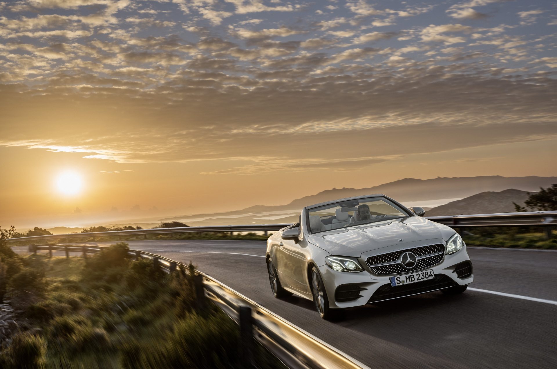 Mercedes-Benz E-Klasse Cabriolet; 2017; Exterieur: aragonitsilber metallic, AMG Line; Interieur: yachtblau / macchiatobeige; Zierteile: Holz sen hellbraun glänzend // Mercedes-Benz E-Class Cabriolet; 2017; exterior: aragonite silver metallic, AMG line; interior: yacht blue / macchiato beige, trim parts: high-gloss light brown sen wood